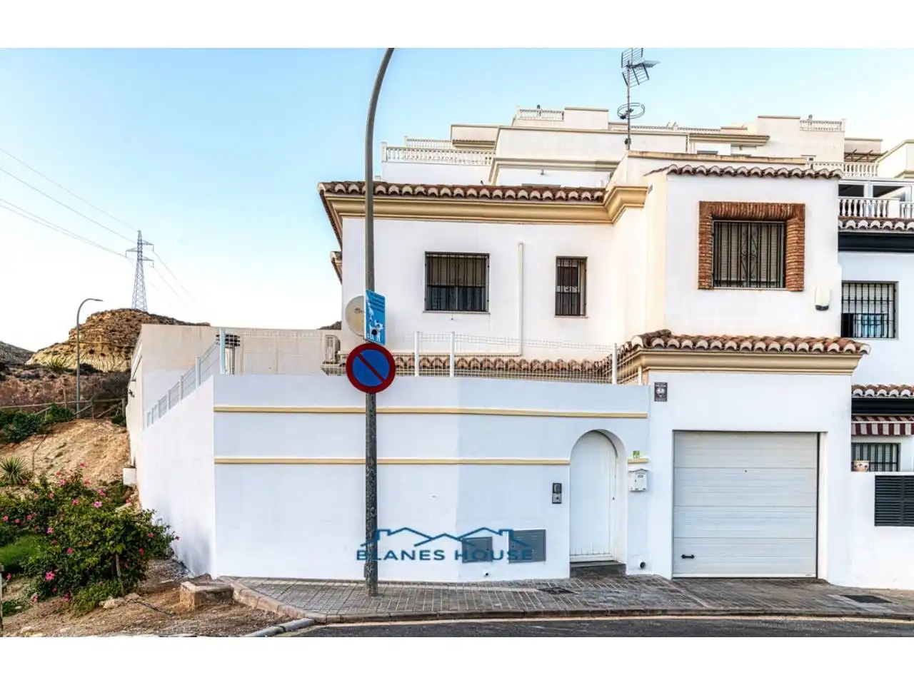 Vista exterior de Casa adosada en venda en Huércal de Almería amb Aire condicionat, Jardí privat i Moblat