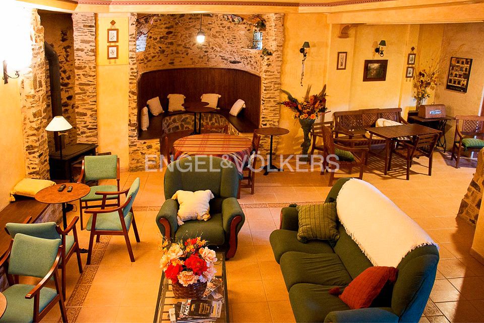 Sala d'estar de Finca rústica en venda en Luyego amb Calefacció, Terrassa i Moblat