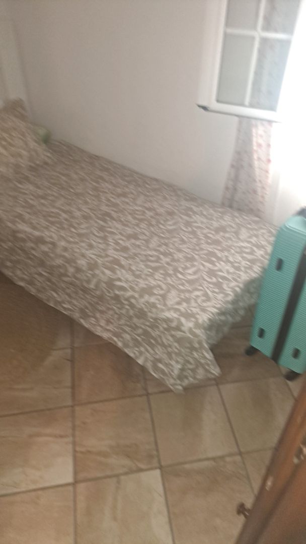 Dormitori de Pis de lloguer en Dos Hermanas amb Aire condicionat, Jardí privat i Parquet