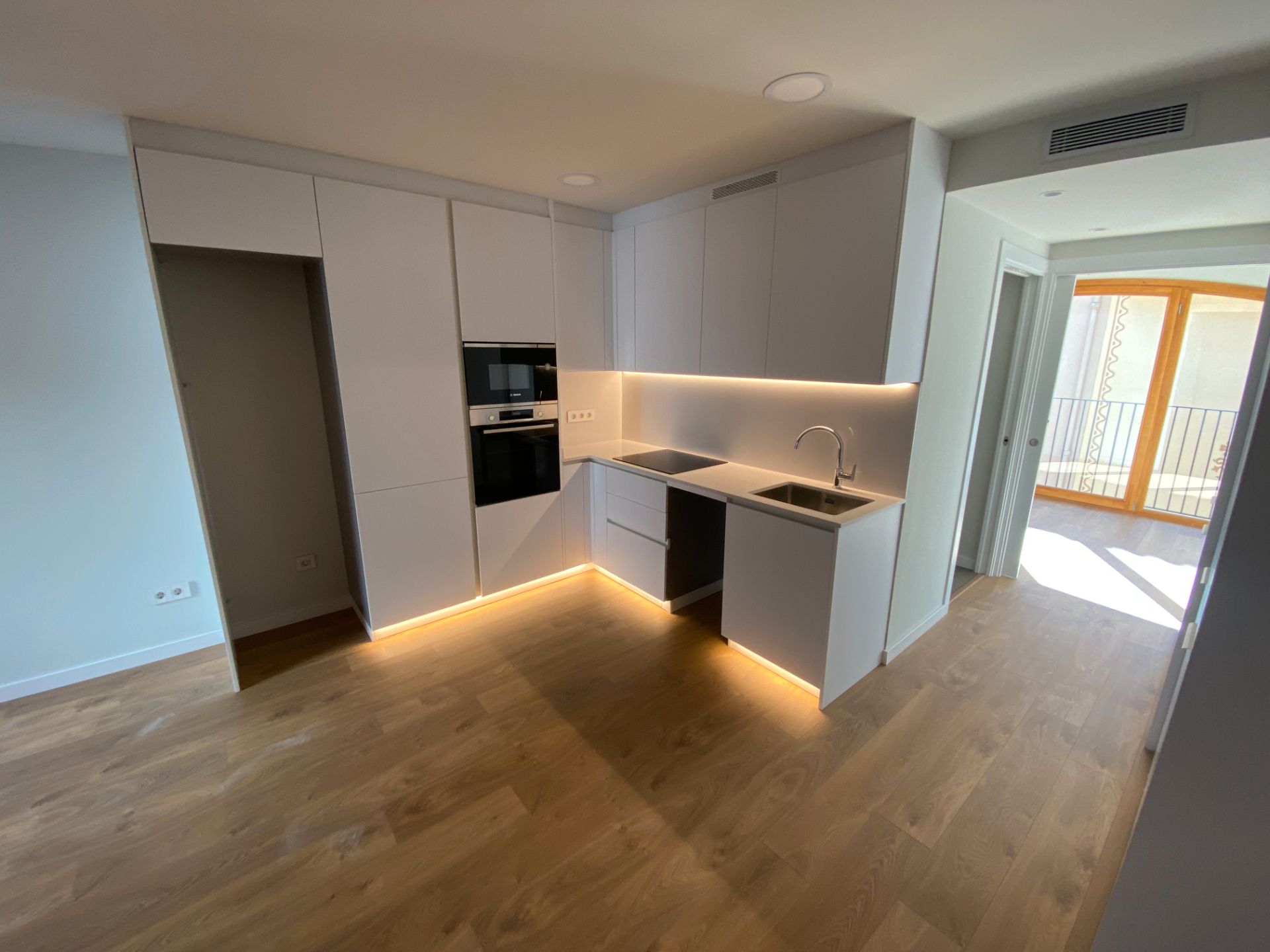 Kitchen of Flat for rent in Vic  with Air Conditioner, Heating and Oven