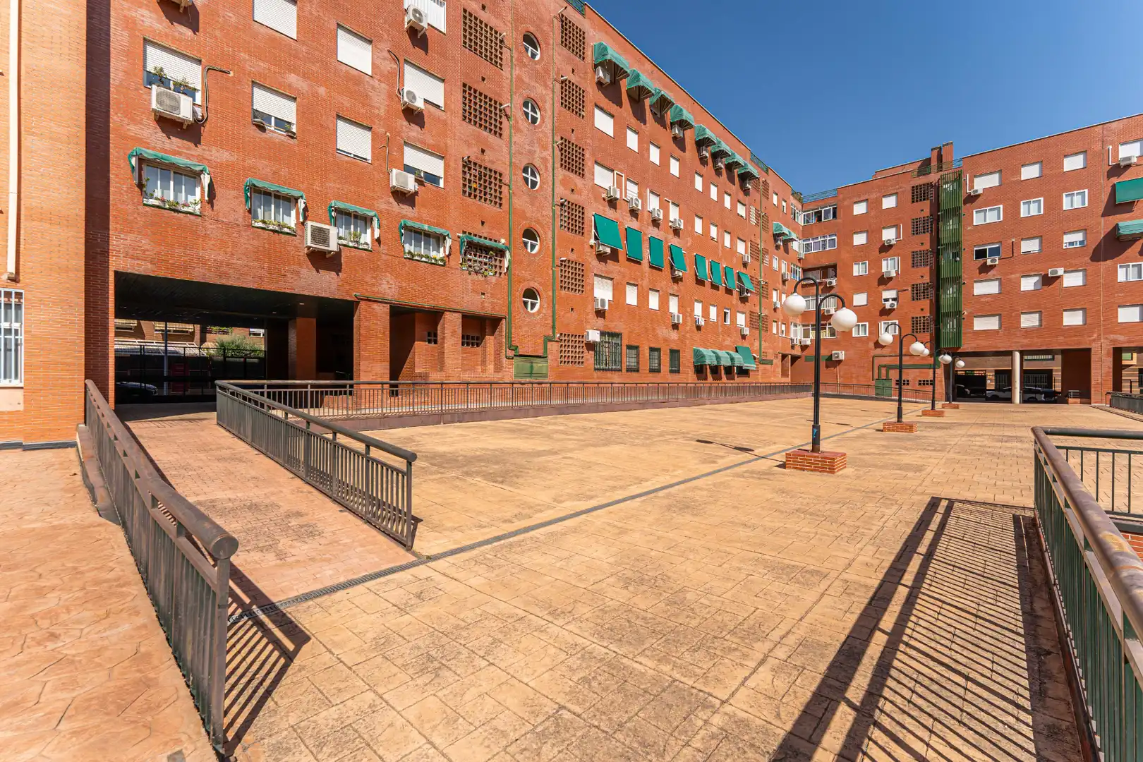 Vista exterior de Pis en venda en Alcorcón amb Aire condicionat, Traster i Balcó