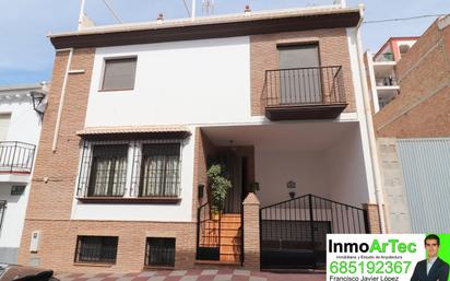 Vista exterior de Casa o xalet en venda en Illora amb Aire condicionat, Terrassa i Balcó