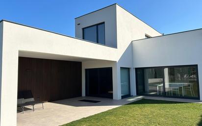 Vista exterior de Casa o xalet en venda en Oleiros amb Calefacció, Jardí privat i Terrassa