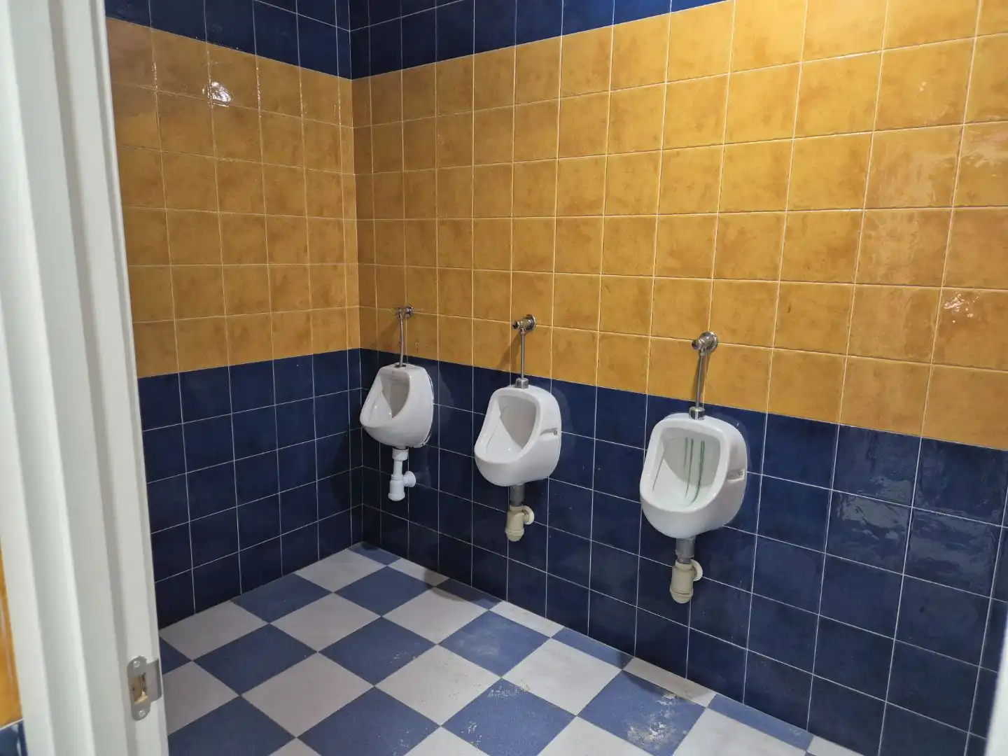 Bathroom of Commercial properties for rent in Utrera  with Air Conditioner and Alarm