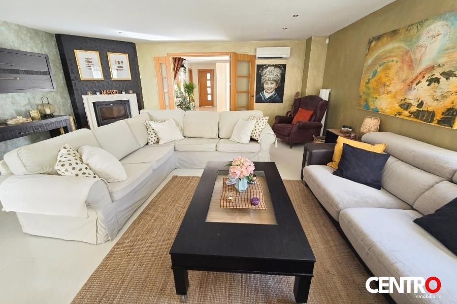 Sala d'estar de Casa o xalet en venda en Motril amb Aire condicionat, Jardí privat i Traster