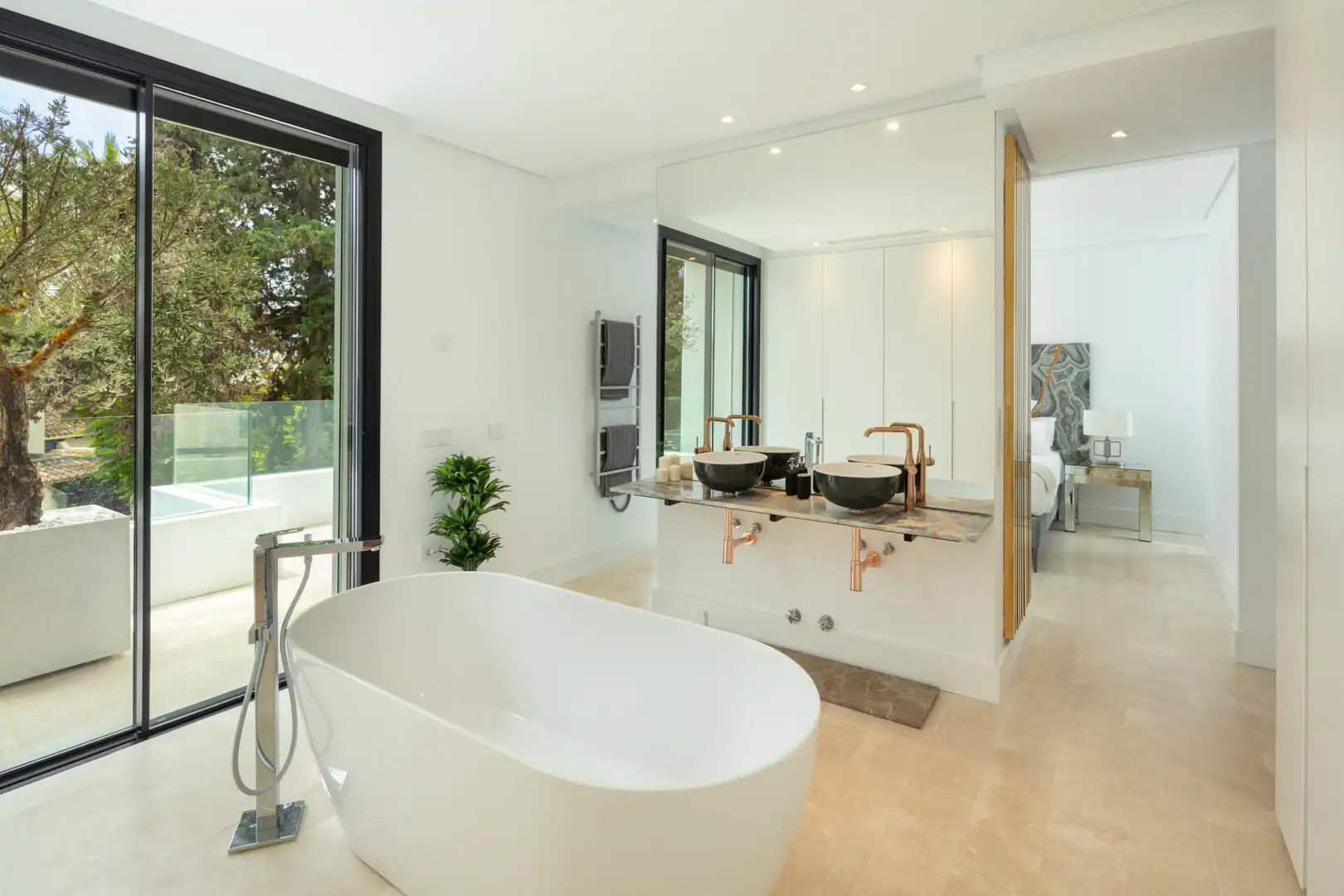 Bany de Casa o xalet en venda en Marbella amb Aire condicionat, Jardí privat i Terrassa
