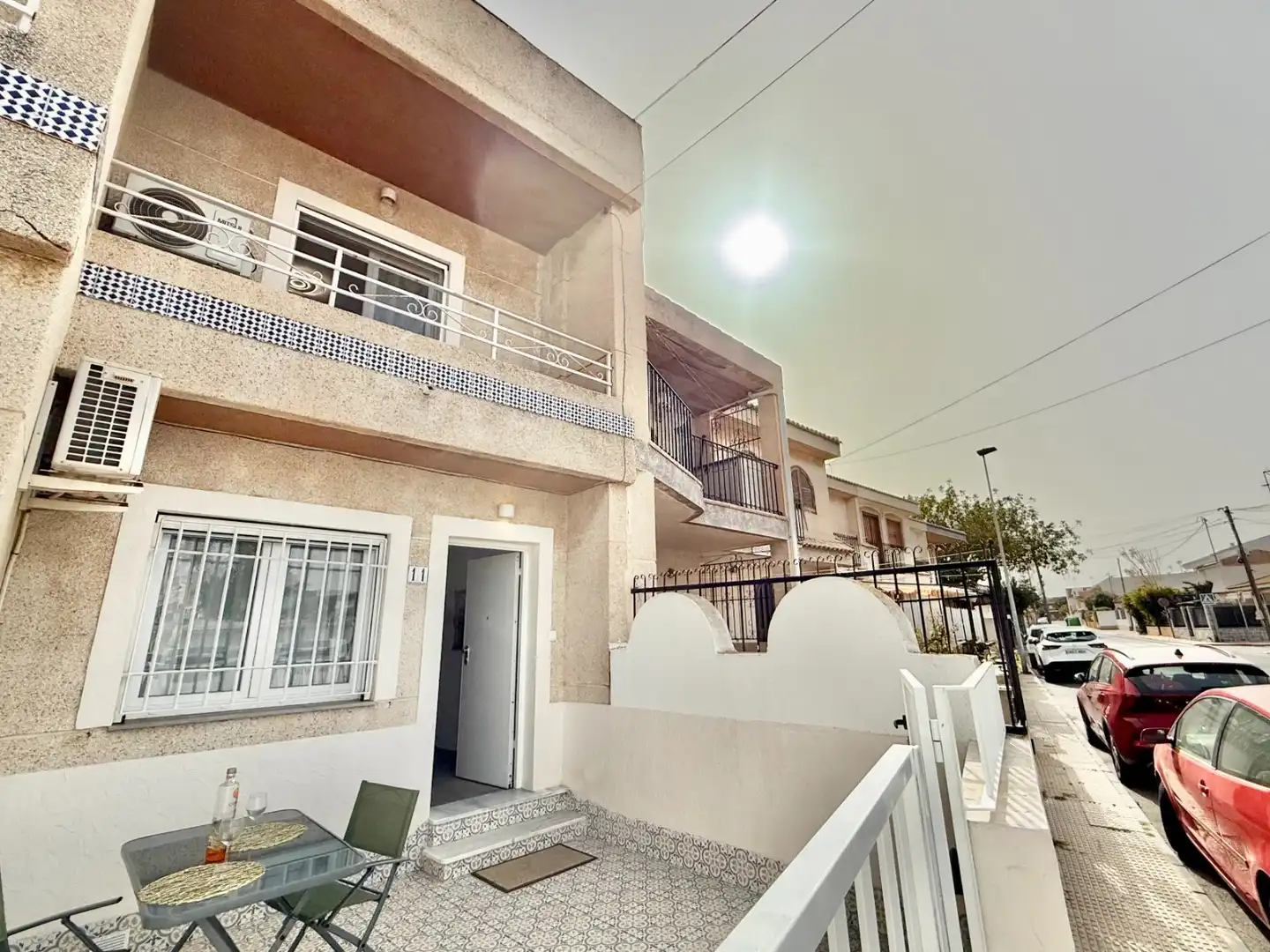 Vista exterior de Casa o xalet en venda en San Pedro del Pinatar amb Aire condicionat, Jardí privat i Terrassa