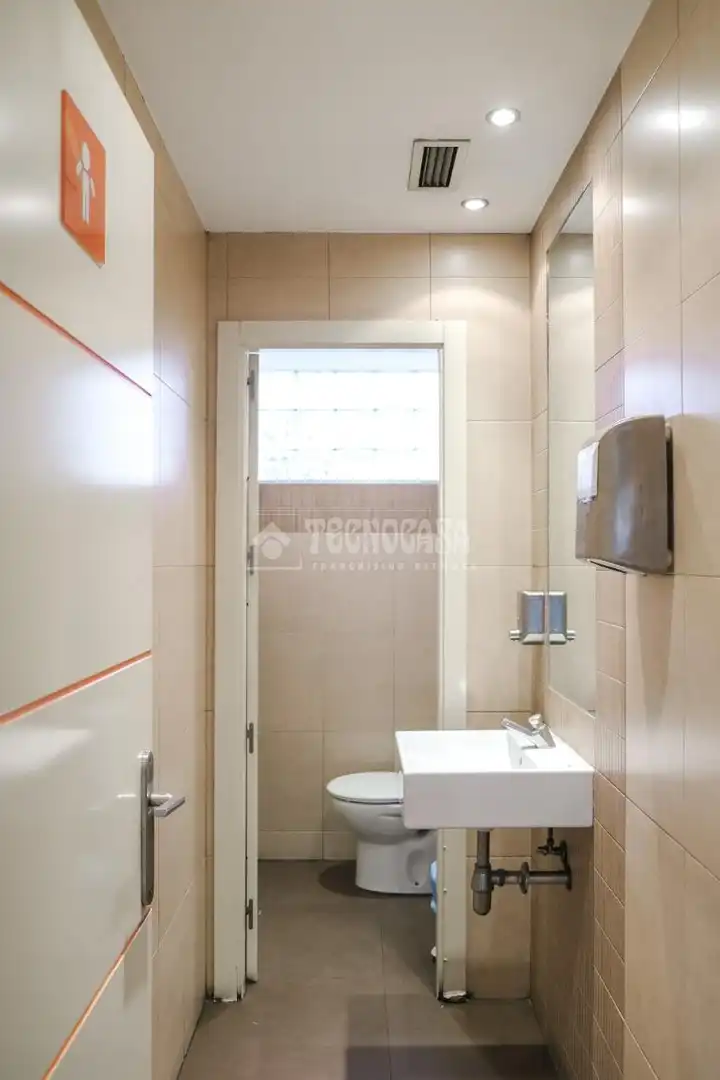 Bathroom of Commercial properties for sale in Madrid  with Air Conditioner and Terrace