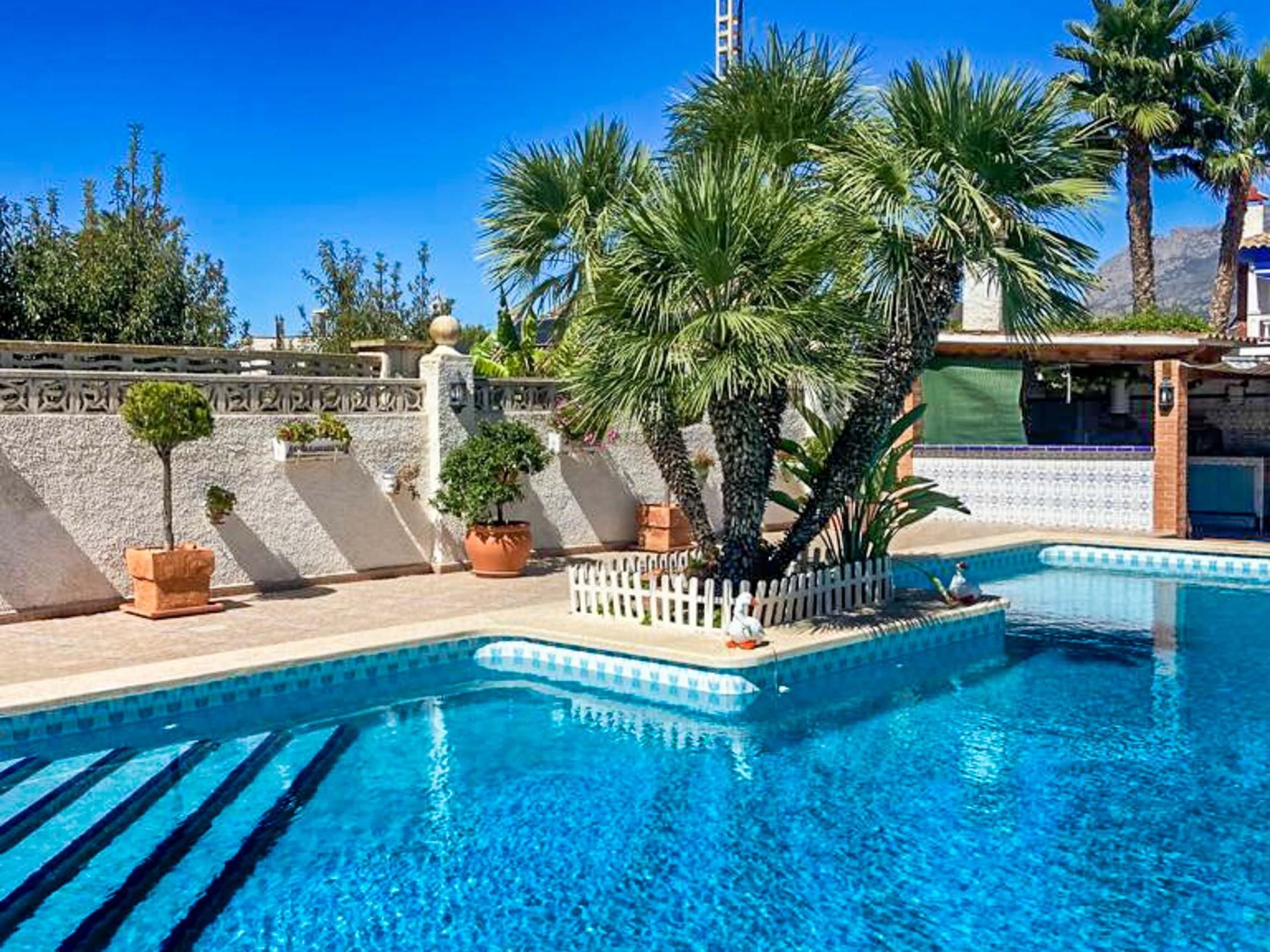 Piscina de Casa o xalet en venda en Benidorm amb Aire condicionat, Jardí privat i Traster