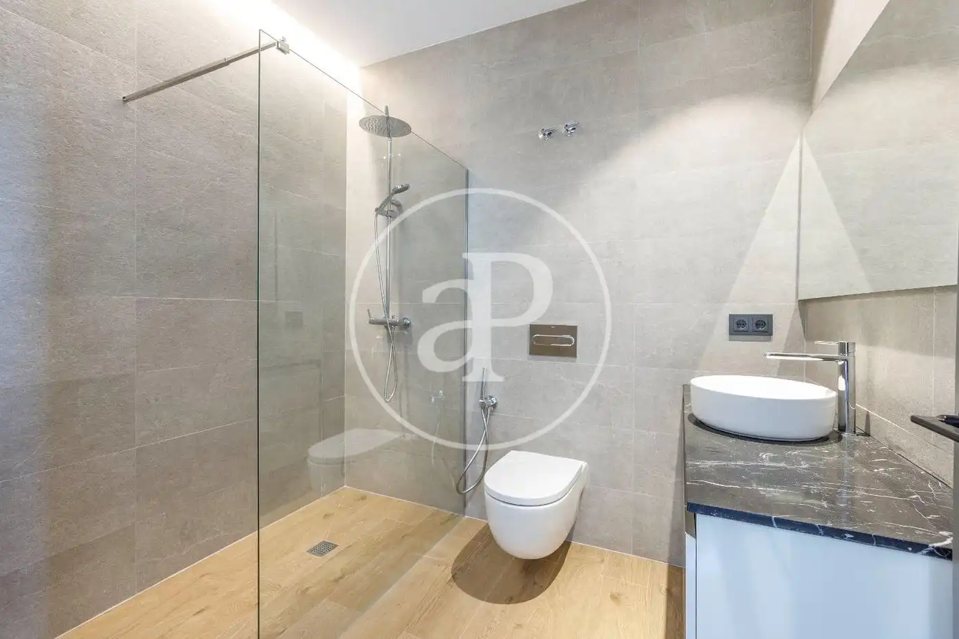 Bathroom of Flat for rent in Valencia  with Air Conditioner, Heating and Balcony