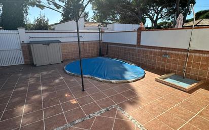 Piscina de Casa adosada en venda en Chiclana de la Frontera amb Aire condicionat i Piscina