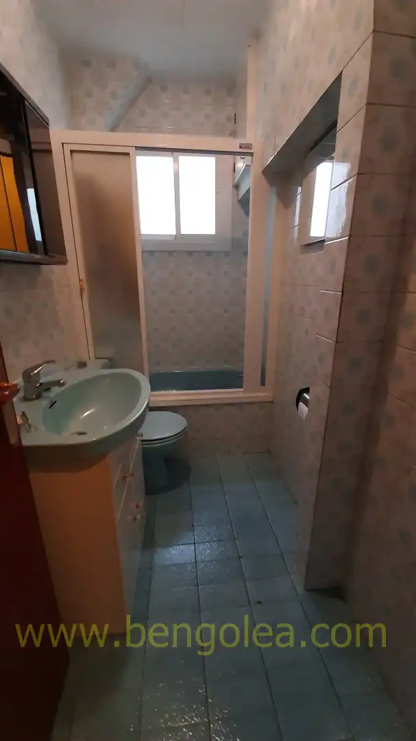 Baño de Piso en venta en Barakaldo  con Terraza, Trastero y Amueblado