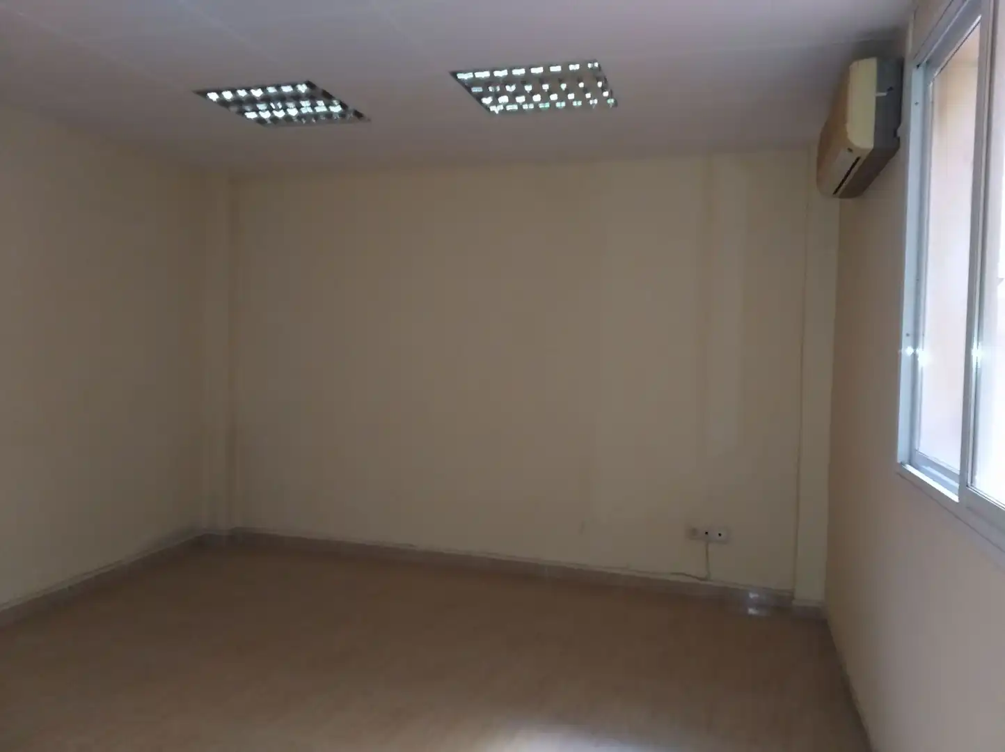 Office space with lift to rent in Centre