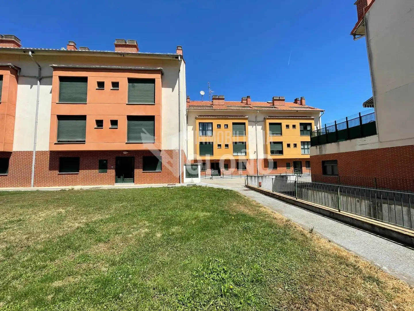 Vista exterior de Dúplex en venta en Cuzcurrita de Río Tirón con Calefacción, Terraza y Amueblado