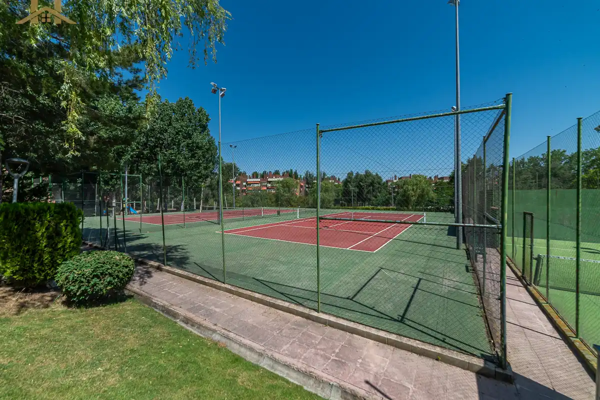Parking de Piso en venta en Pozuelo de Alarcón con Aire acondicionado, Calefacción y Jardín privado