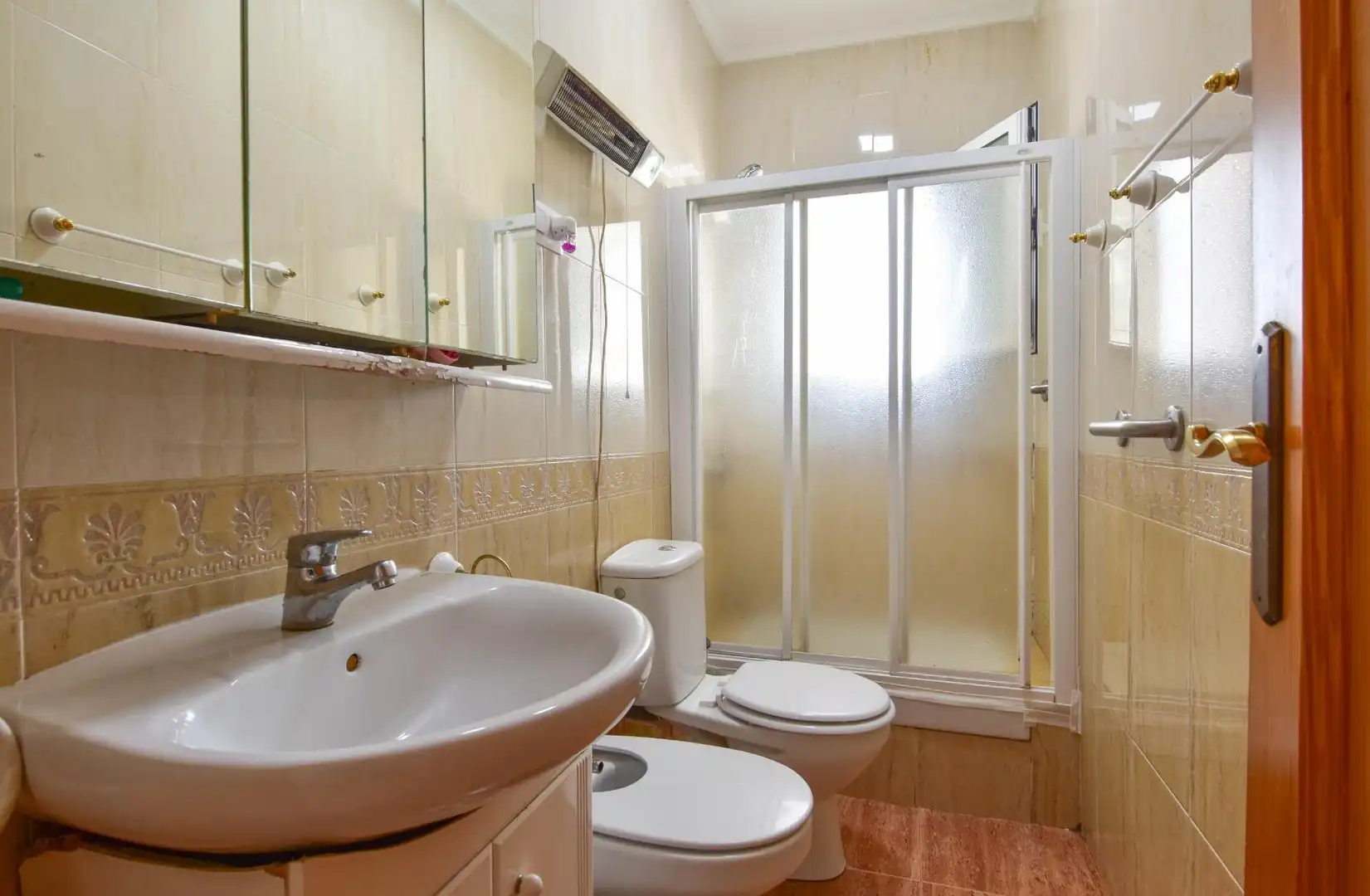 Badezimmer von Wohnung zum Verkauf in Albal mit Klimaanlage, Heizung und Balkon