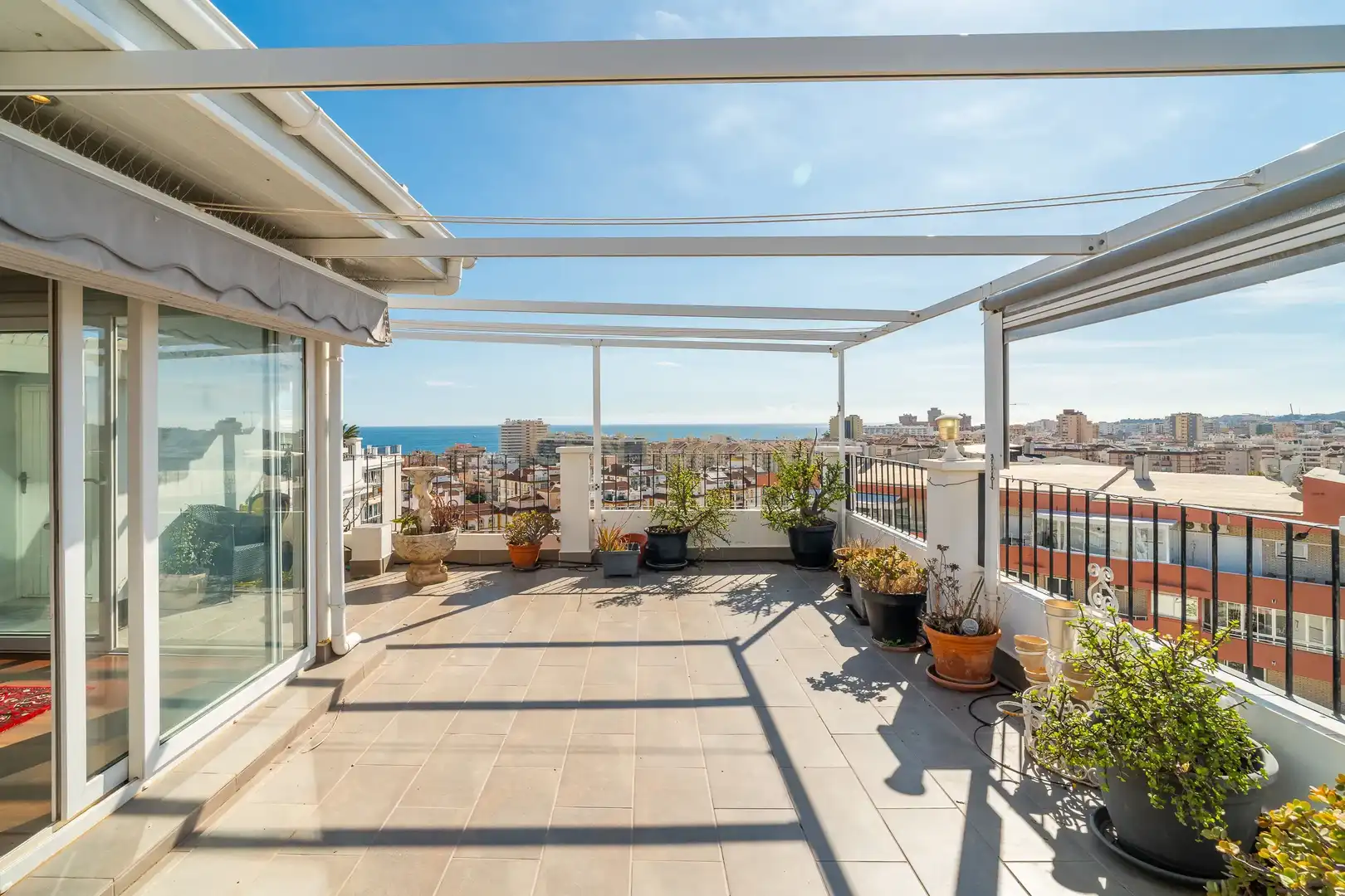 Terrasse von Wohnungen zum Verkauf in Fuengirola mit Klimaanlage, Waschmaschine und Gemeinschaftspool