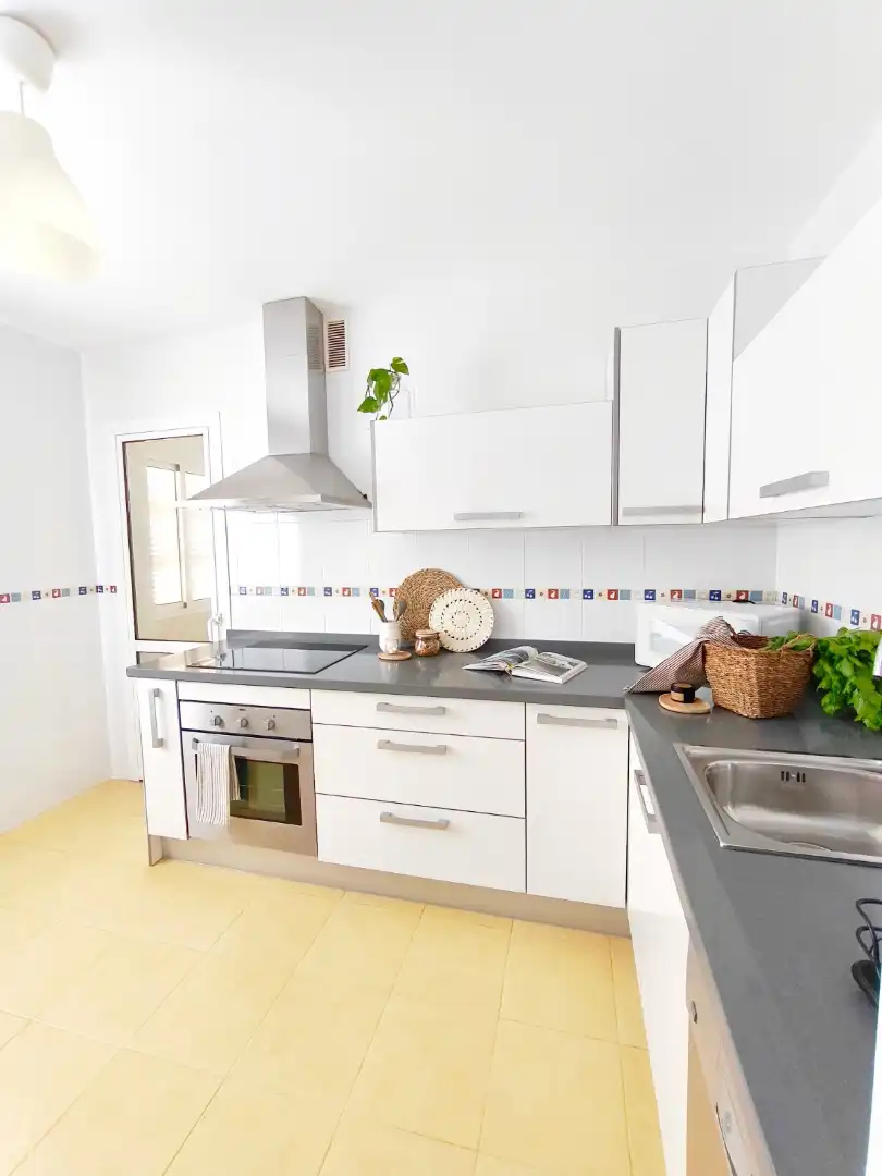 Küche von Dachboden zum Verkauf in Almería mit Klimaanlage, Terrasse und Möbliert