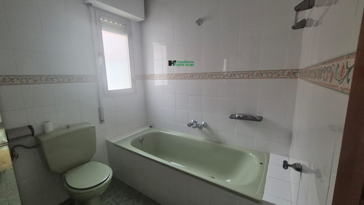 Bathroom of Flat for sale in Badajoz Capital  with Air Conditioner, Heating and Terrace