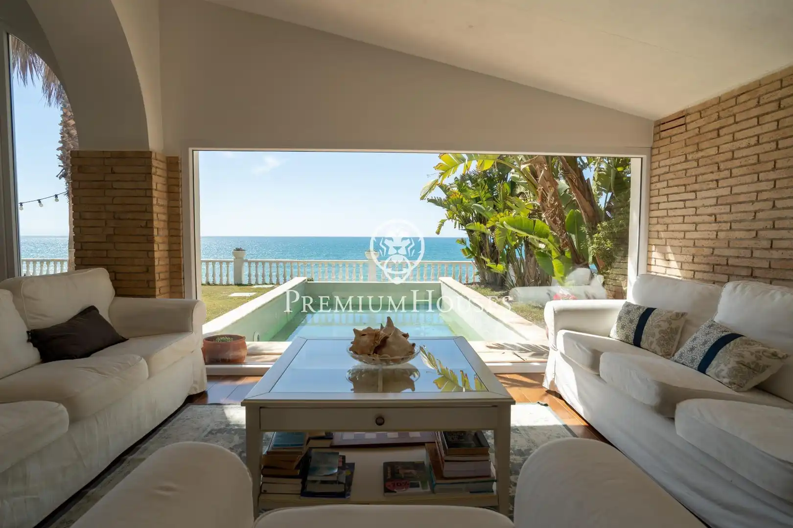 Living room of Houses for sale in Vilanova i la Geltrú  with Air Conditioner, Heating and Private garden