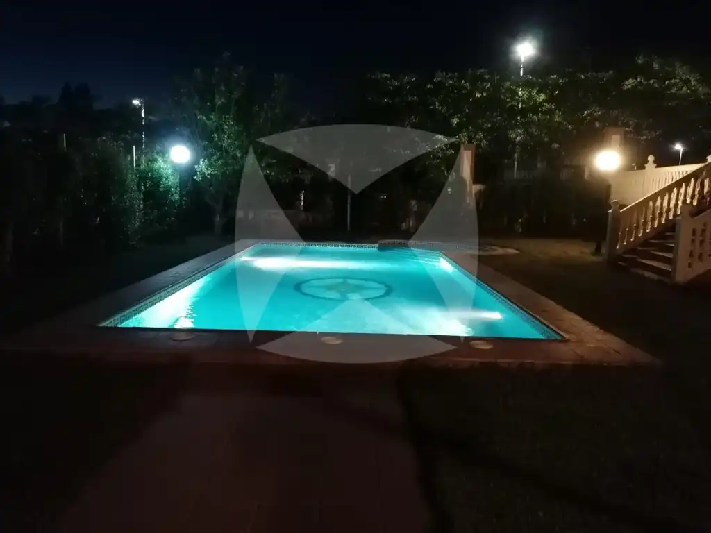 Piscina de Casa o xalet en venda en Badajoz amb Aire condicionat, Calefacció i Jardí privat