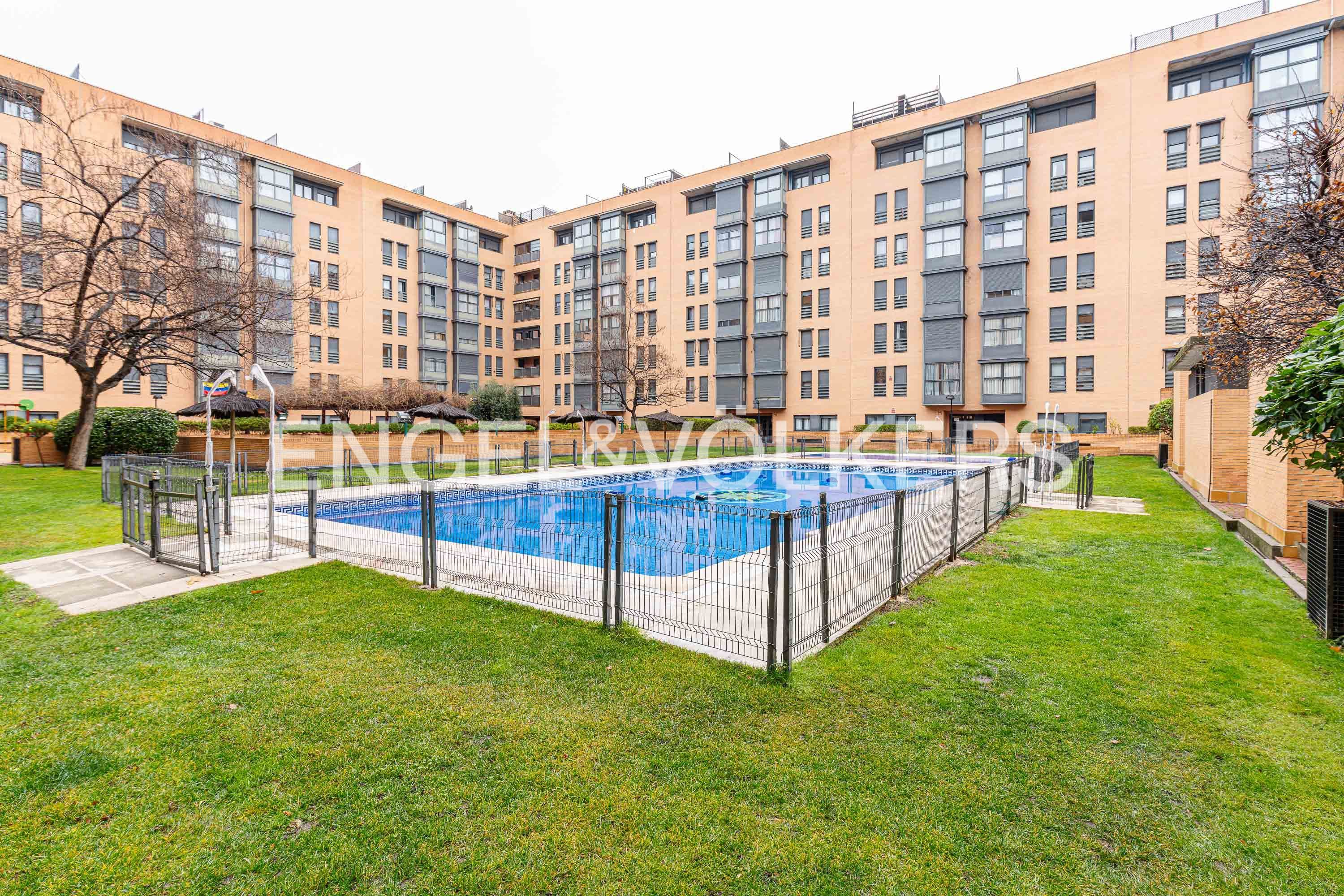 Swimming pool of Apartment for sale in  Madrid Capital  with Air Conditioner, Heating and Storage room