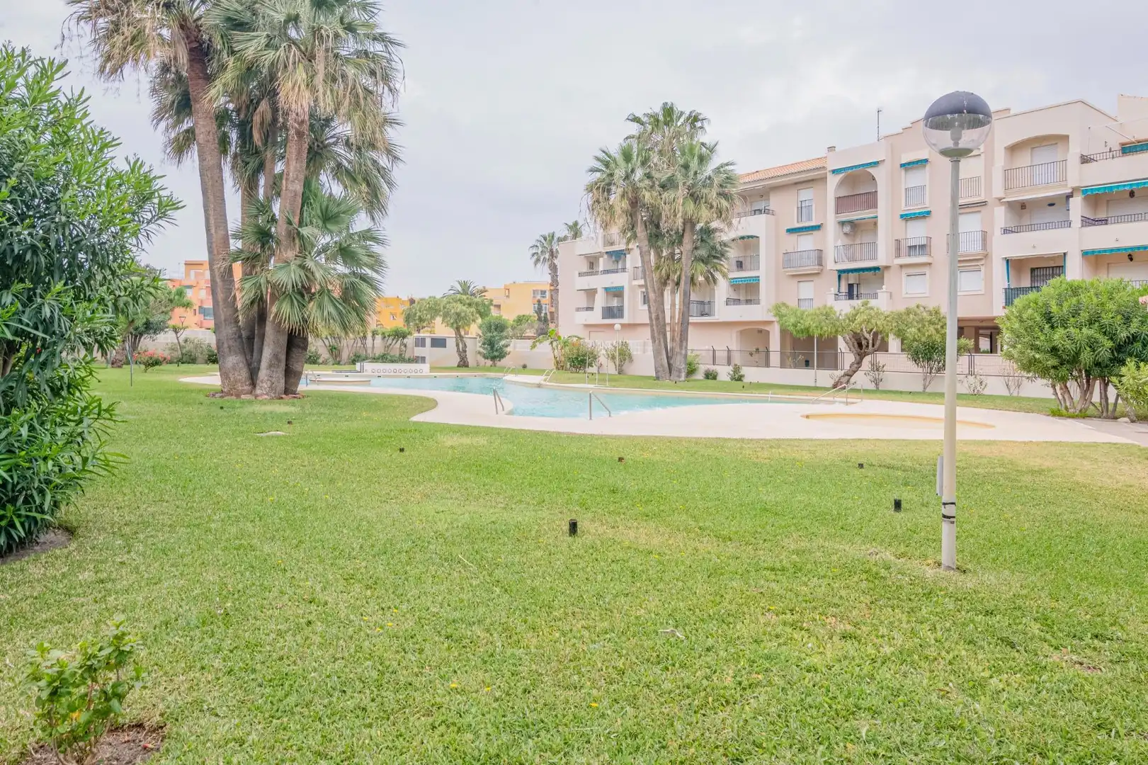 Piscina de Pis en venda en Salobreña amb Aire condicionat, Terrassa i Balcó