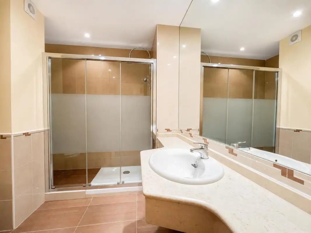 Bathroom of Flat for rent in Madrid  with Air Conditioner, Heating and Swimming Pool