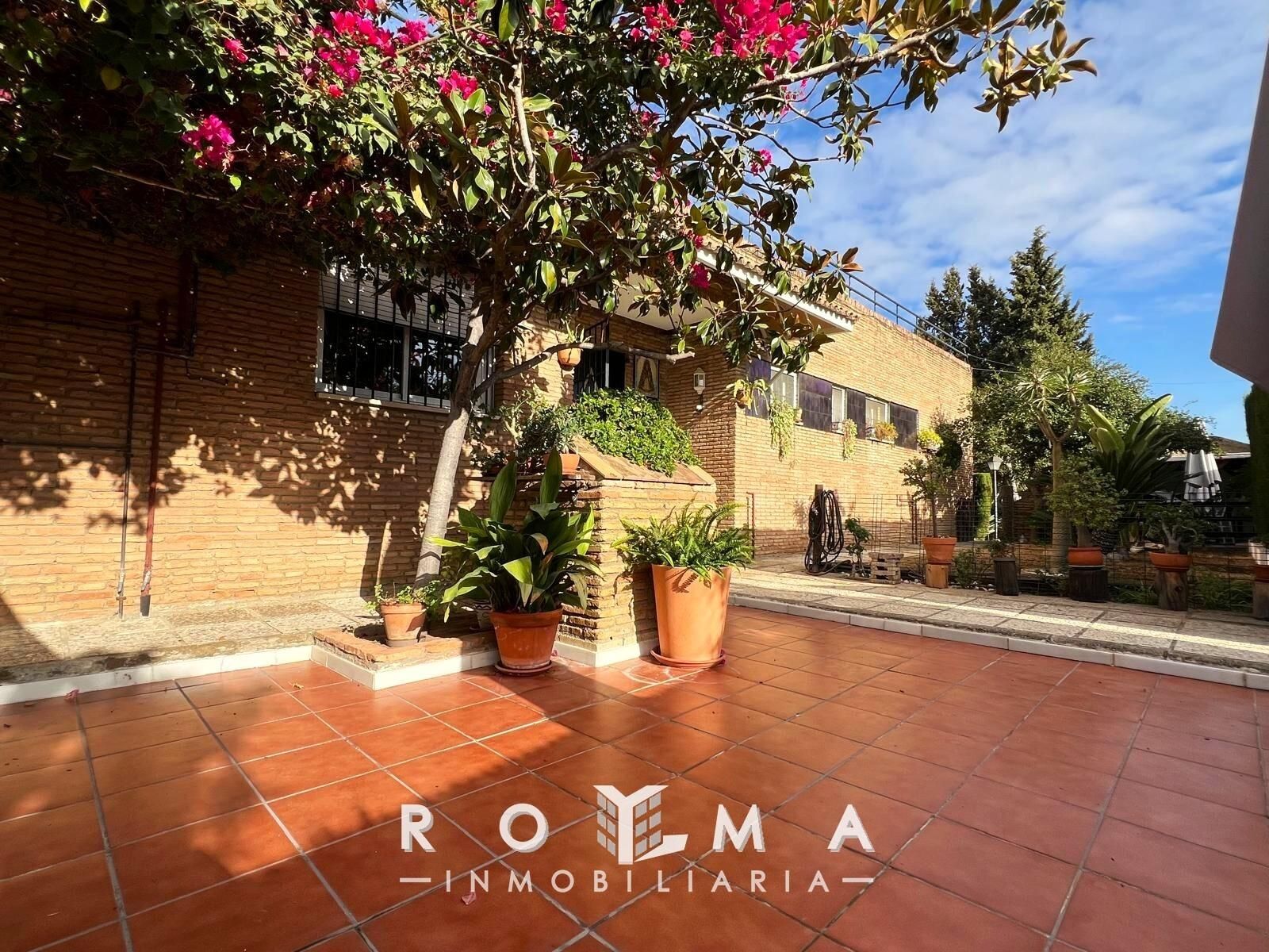 Vista exterior de Casa o chalet en venta en Alcalá de Guadaira con Aire acondicionado, Jardín privado y Terraza