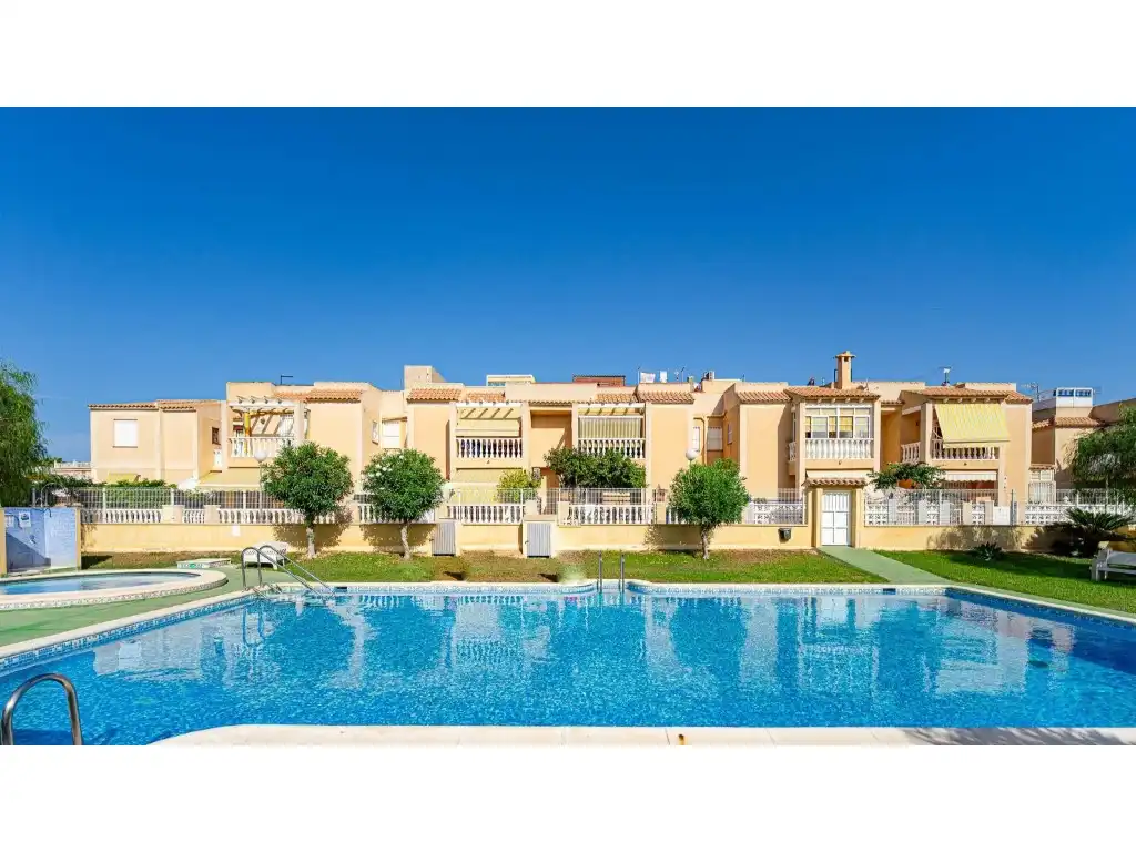 Bungalow amb piscina en venda a Calle Alboran S/N