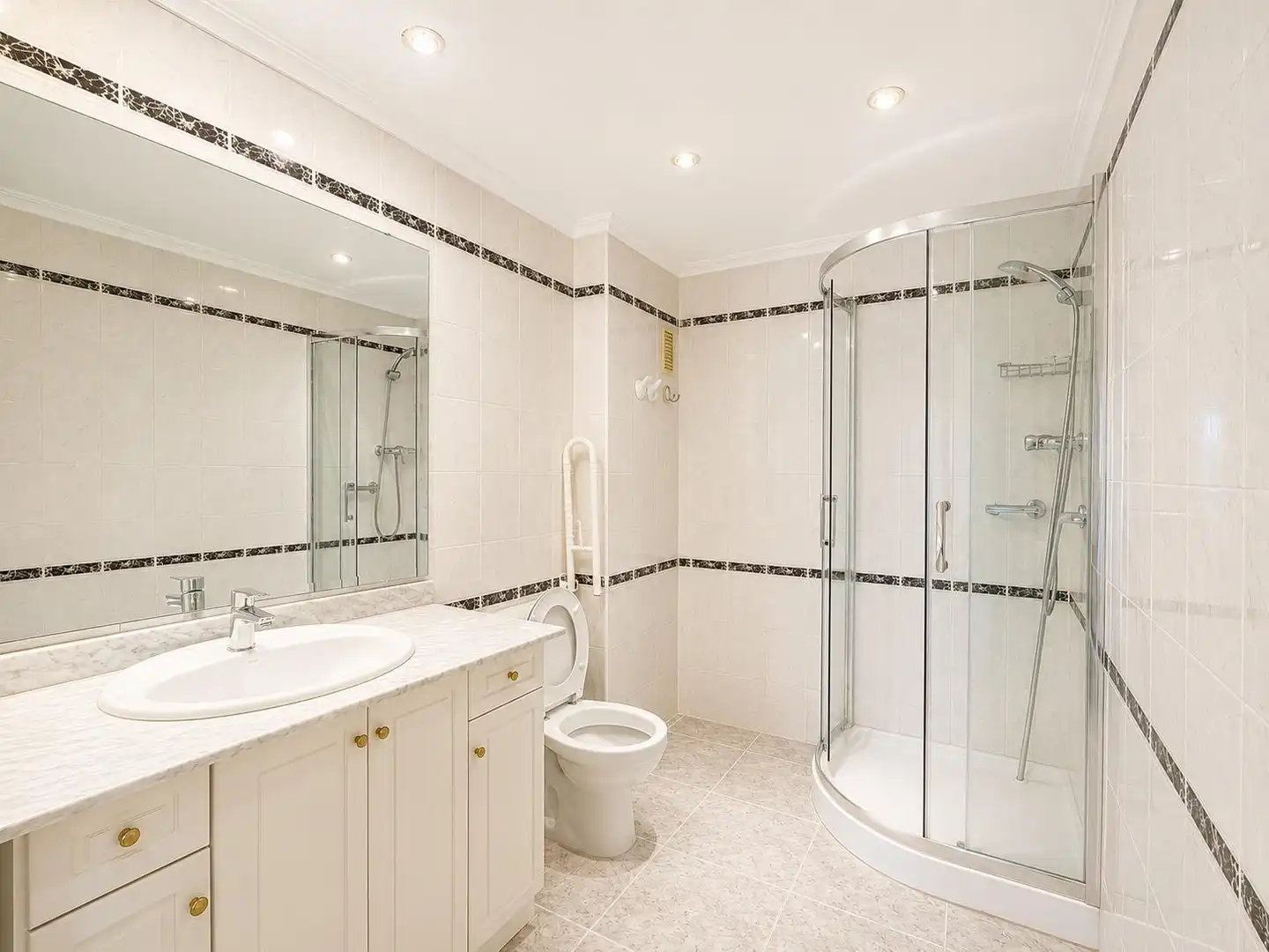 Bathroom of Flat for rent in Paterna  with Balcony