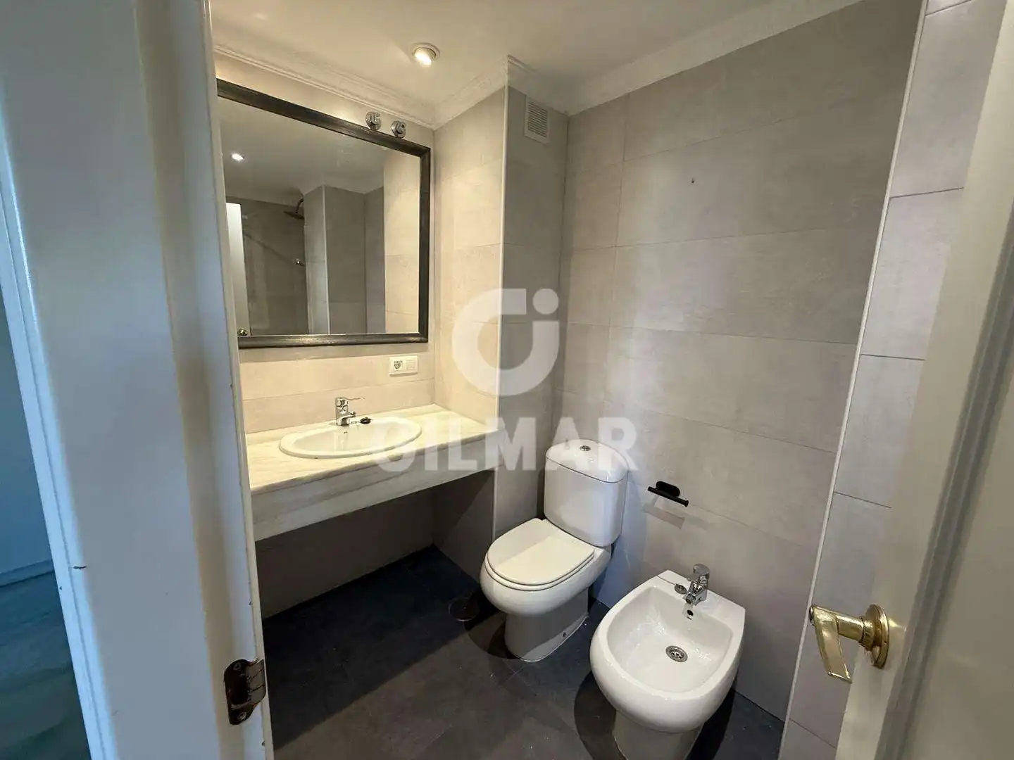 Badezimmer von Wohnung zur Miete in Sevilla mit Klimaanlage, Ofen und Waschmaschine