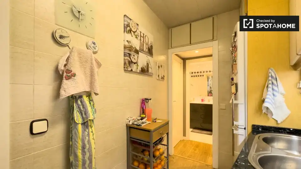 Bedroom of Flat for share in Nou Barris