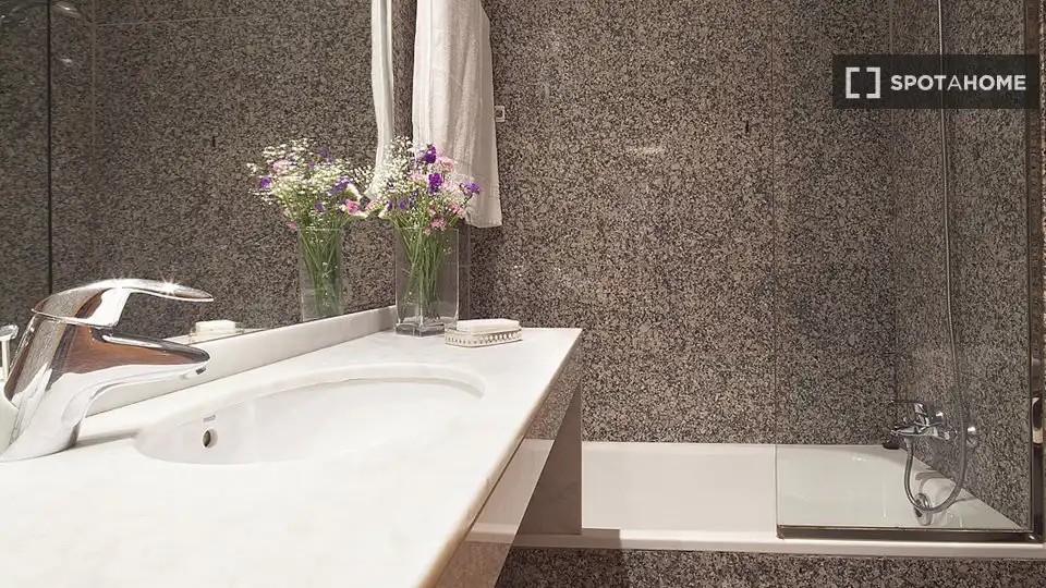 Baño de Piso de alquiler en Barcelona con Aire acondicionado, Calefacción y Amueblado