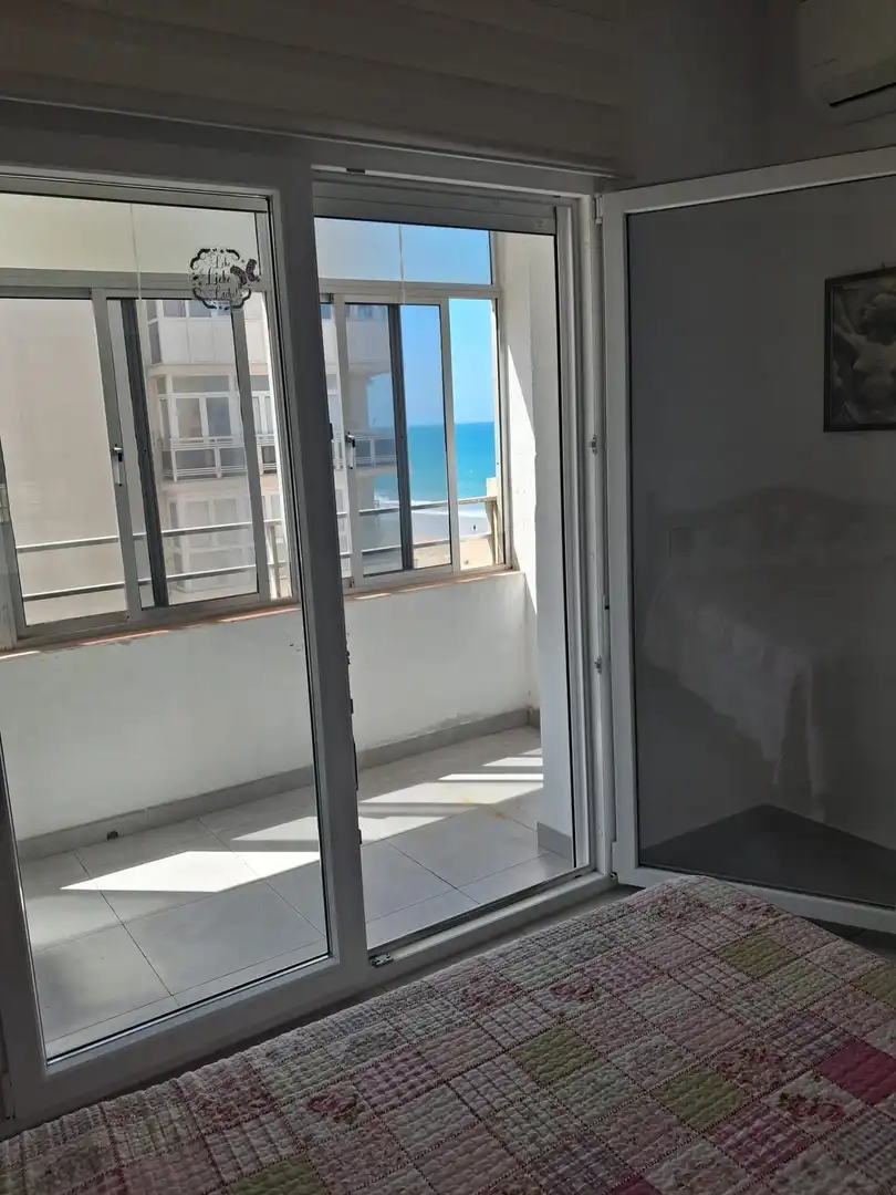 Dormitori de Pis de lloguer en Cádiz amb Aire condicionat, Moblat i Balcó