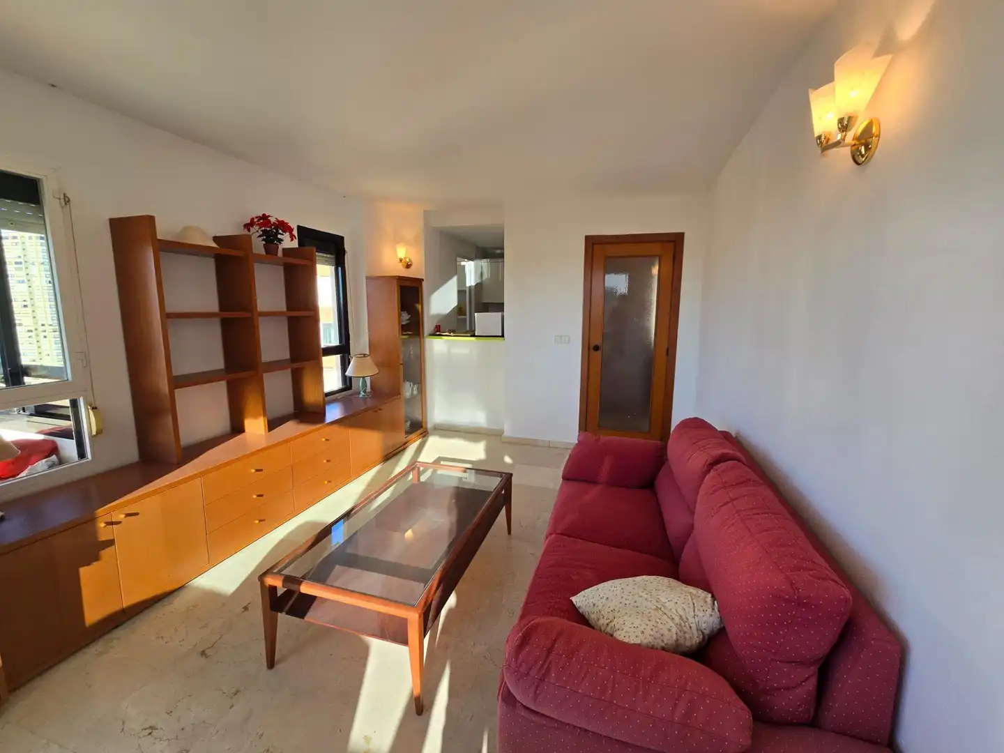 Sala de estar de Apartamento en venta en Benidorm con Amueblado y Piscina comunitaria