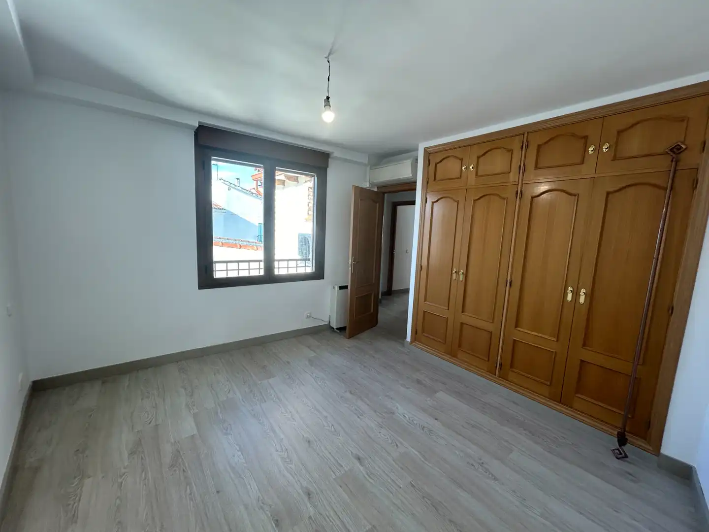 Schlafzimmer von Einfamilien-Reihenhaus zum Verkauf in Corpa mit Klimaanlage, Heizung und Terrasse
