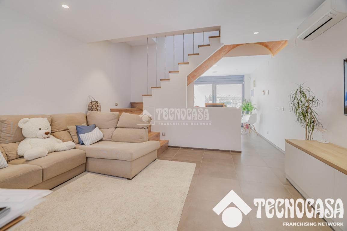 Sala d'estar de Casa adosada en venda en Mataró amb Aire condicionat, Calefacció i Parquet