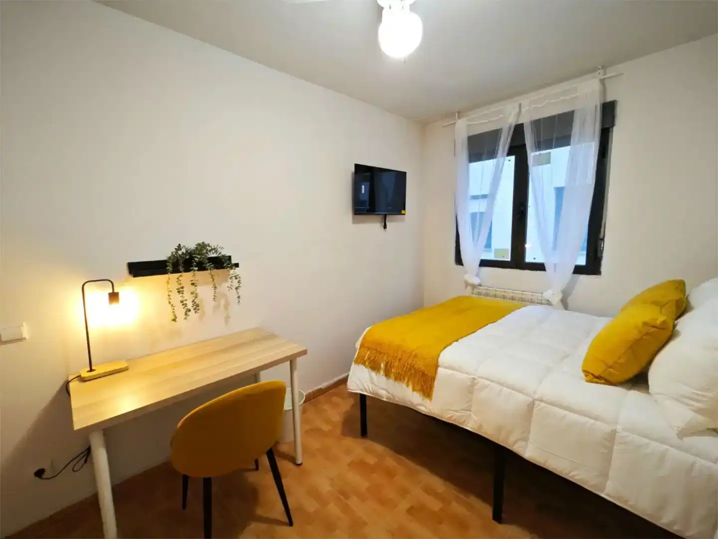 Bedroom of Flat for share in León Capital   with Storage room and Furnished