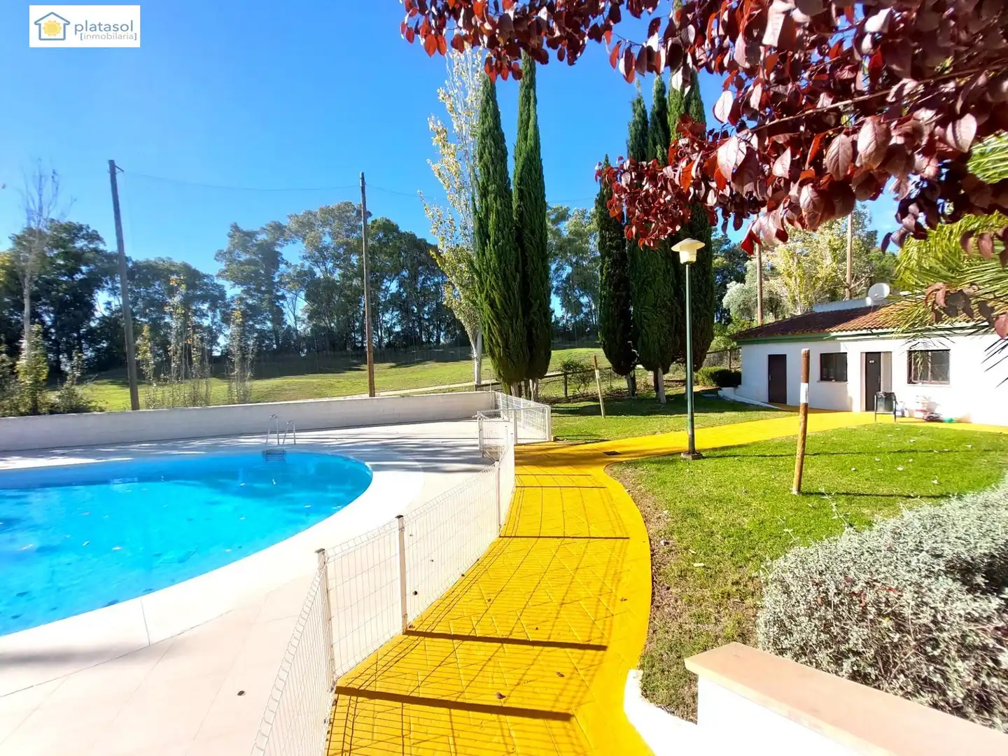Piscina de Casa adosada en venda en Guillena amb Aire condicionat, Calefacció i Jardí privat