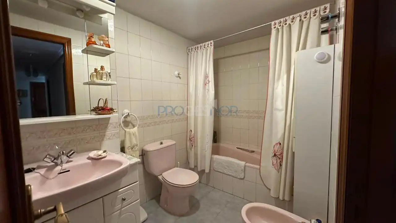 Baño de Piso en venta en León Capital  con Calefacción y Trastero