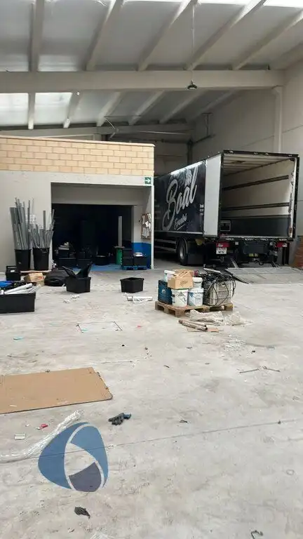 Außenansicht von Fabrikhallen zum Verkauf in Alberite
