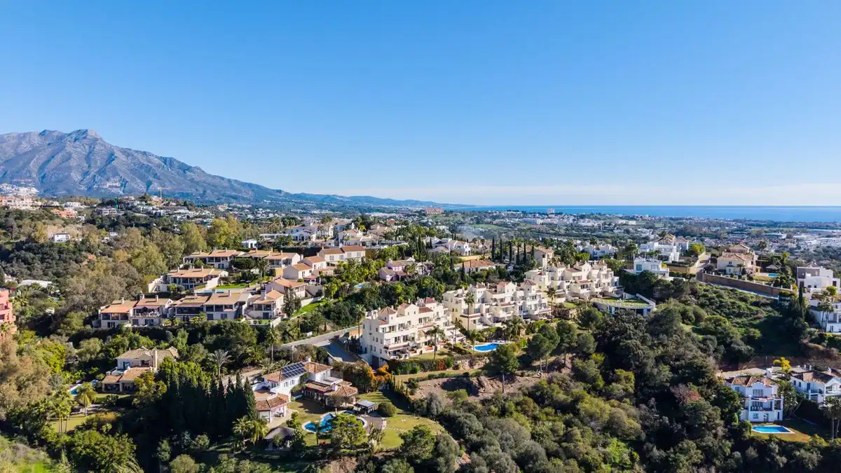 Außenansicht von Wohnungen zum Verkauf in Benahavís mit Klimaanlage, Privatgarten und Terrasse