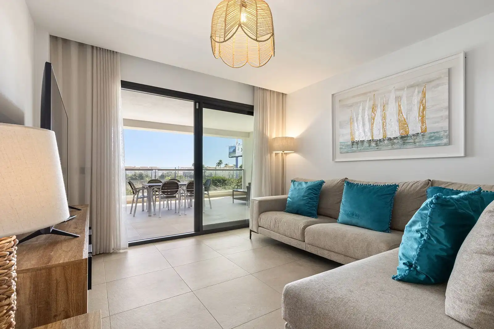 Sala d'estar de Apartament en venda en Casares amb Aire condicionat, Terrassa i Moblat