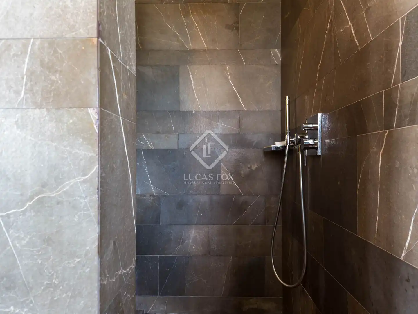 Badezimmer von Haus oder Chalet zum Verkauf in Esplugues de Llobregat mit Klimaanlage, Heizung und Privatgarten