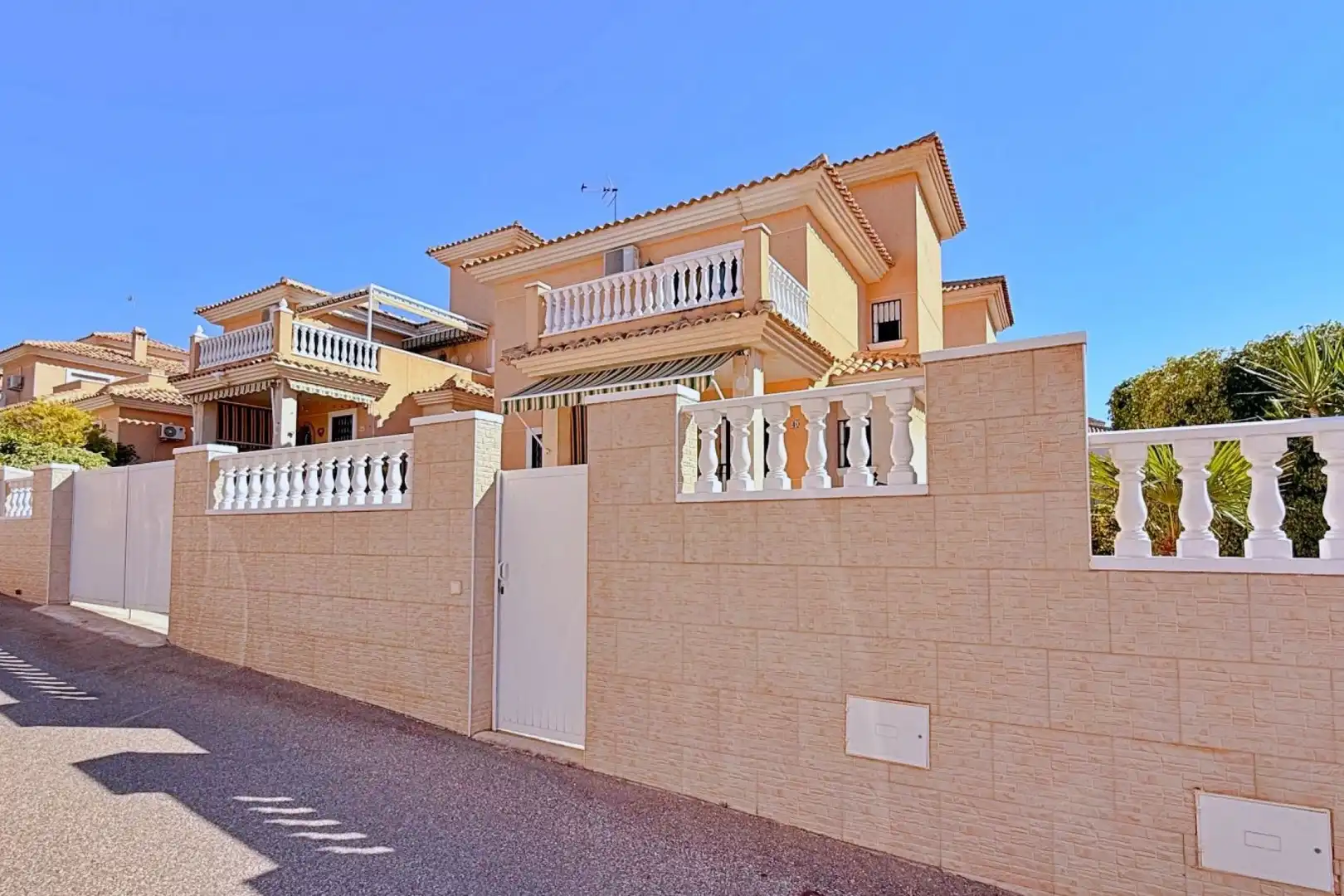 Vista exterior de Casa o xalet en venda en Orihuela amb Calefacció, Jardí privat i Terrassa