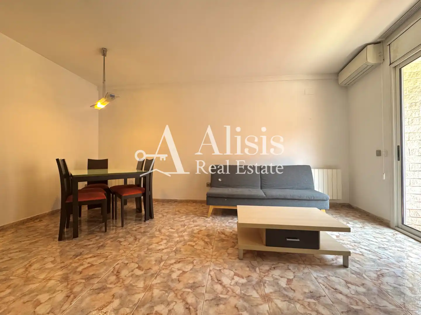 Wohnzimmer von Einfamilien-Reihenhaus zum Verkauf in Pallejà mit Klimaanlage, Heizung und Terrasse