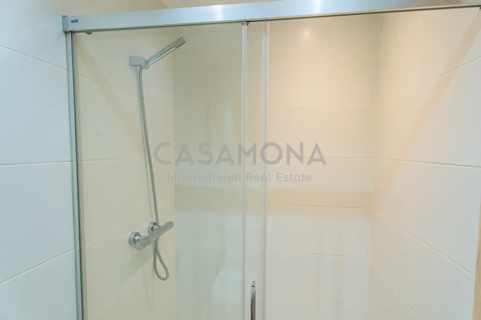 Bathroom of Houses for rent to own in Barcelona  with Air Conditioner, Heating and Private garden