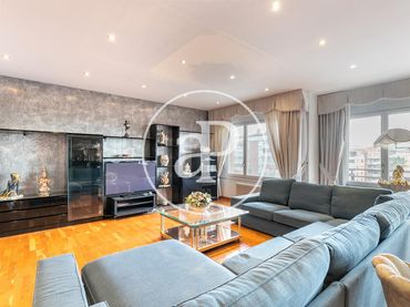 Flat with balcony to rent in Via Augusta