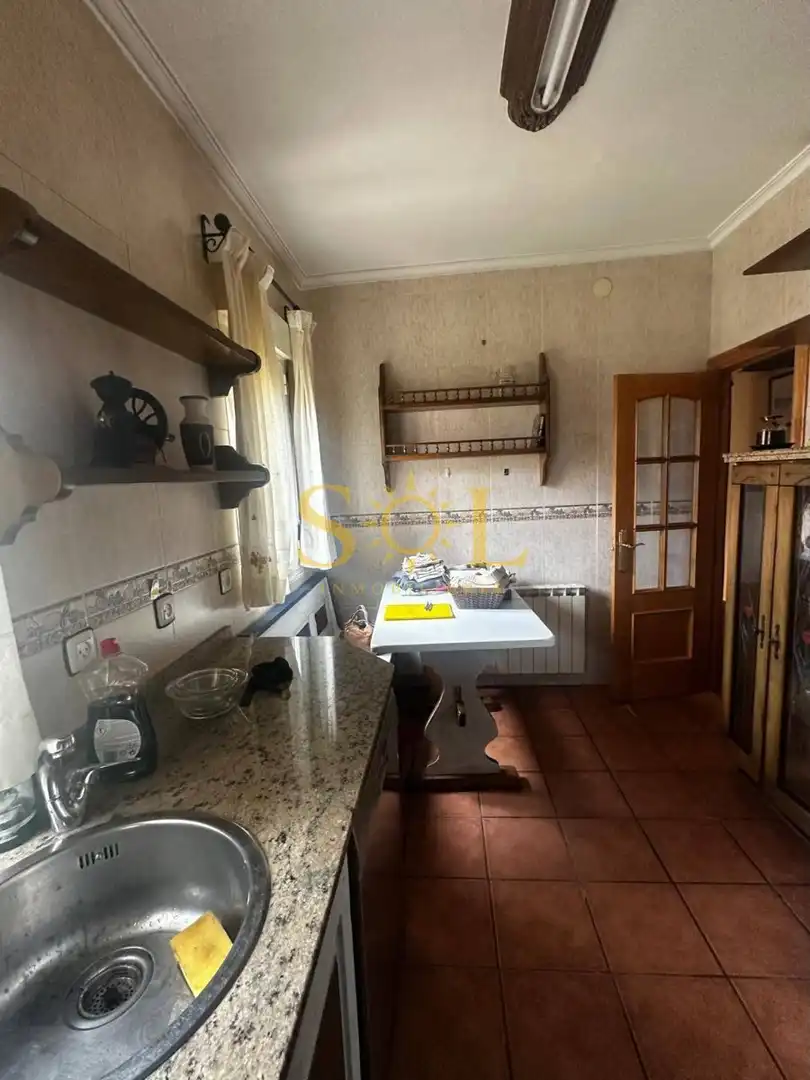 Cuina de Casa o xalet en venda en León Capital  amb Calefacció, Jardí privat i Terrassa